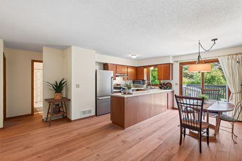 410-408-410 Cardigan Rd, Shoreview, MN, 55126-3967 | Card Image