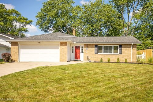 5982 Forest Ridge Dr, North Olmsted, OH, 44070-4118 | Card Image