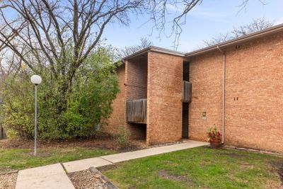 1A - 6012 E Lake Drive, Condo with 2 bedrooms, 2 bathrooms and 2 parking in Lisle IL | Image 1