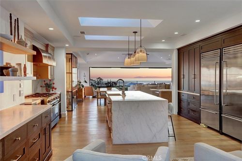 4 S Vista De La Luna, Laguna Beach, CA, 92651-6751 | Card Image