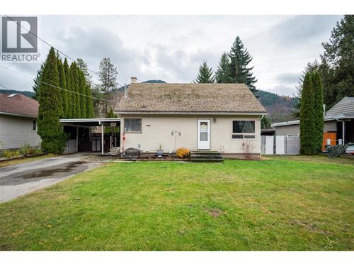 895 9th Ave, Montrose, BC, V0G1P0 | Card Image