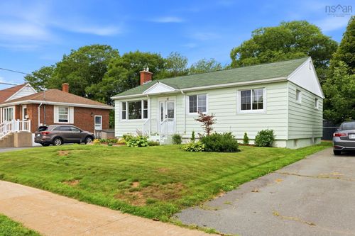 87 Russell St, House with 3 bedrooms, 2 bathrooms and null parking in Dartmouth NS | Card Image