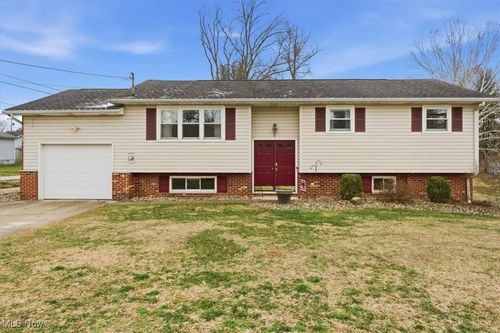 9 Oakbrook Ln, Mineral Wells, WV, 26150-9406 | Card Image