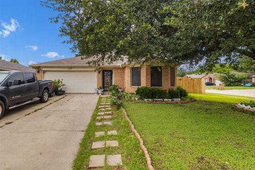 300 Comiskey Ct, Saginaw, TX, 76179-0902 | Card Image