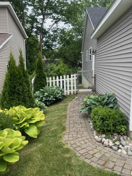215 Philadelphia Street, Orion Charter Township, MI, 48362 | Card Image
