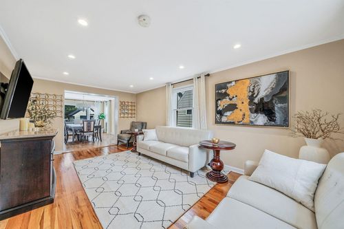 314 White Rd, Mineola, NY, 11501-1127 | Card Image