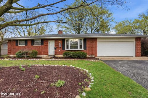 740 Robbinann Dr, Waterford, MI, 48328-2347 | Card Image