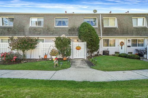 257 Storm Dr, Holtsville, NY, 11742-1925 | Card Image