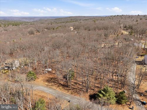 135 Hedge Hollow Ct, Greeley, PA, 18425-9780 | Card Image