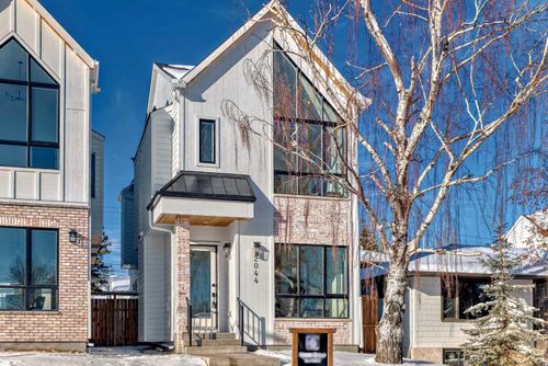 2044 41 Avenue Sw, Home with 4 bedrooms, 3 bathrooms and 2 parking in Calgary AB | Card Image