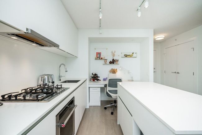 2810 - 908 Quayside Dr, Condo with 1 bedrooms, 1 bathrooms and 1 parking in New Westminster BC | Image 5