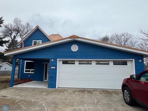 214 7th St, Hatton, ND, 58240-4426 | Card Image