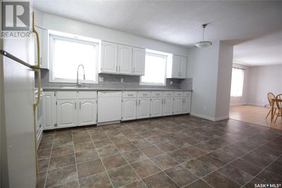 410 3rd Ave, House other with 5 bedrooms, 2 bathrooms and null parking in Whitewood SK | Image 2