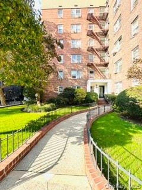 3h-81-05 35th Avenue, New York, NY, 11372 | Card Image