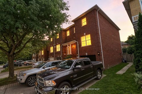 568 Legresley Lane, Newmarket, ON, L3Y8R8 | Card Image