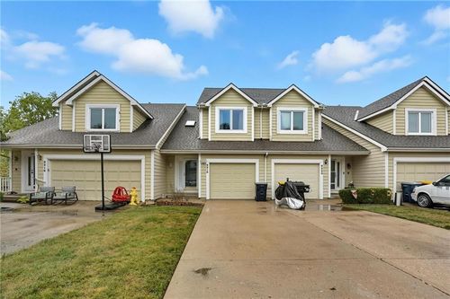 8218 Nw Bradford Ct, Kansas City, MO, 64151-1064 | Card Image