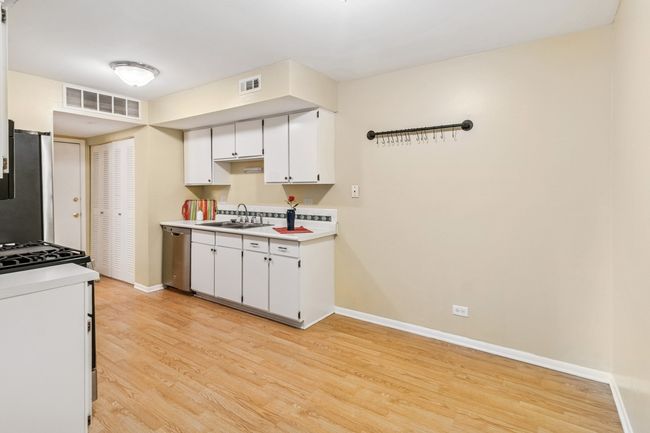 U11 - 820 Pahl Rd, Home with 2 bedrooms, 2 bathrooms and 2 parking in Elk Grove Village IL | Image 7