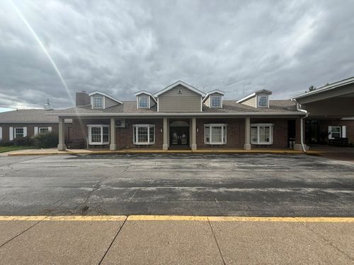 1-100 W 76th St, Davenport, IA, 52806-1339 | Card Image