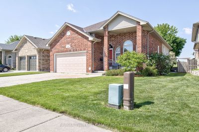 1756 Bayswater Cres, House other with 2 bedrooms, 2 bathrooms and 4 parking in London ON | Image 2