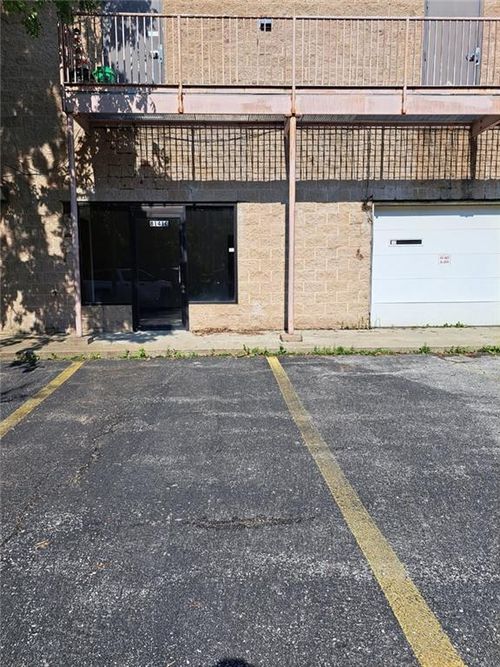 8141 N Oak Trfy, Kansas City, MO, 64118-1224 | Card Image