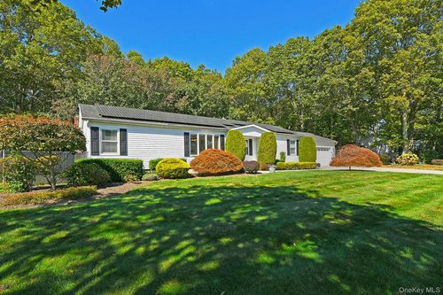 96 10th Ave, Holtsville, NY, 11742-2337 | Card Image