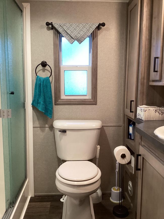 Modern 3/4 bath | Image 28