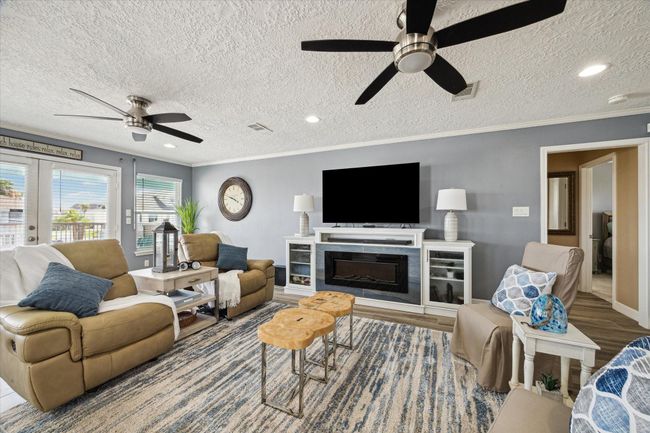 1815 Tiki Dr, House other with 3 bedrooms, 3 bathrooms and 3 parking in Tiki Island TX | Image 5