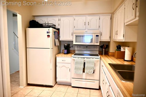 16285 Raleigh Square Dr, Southgate, MI, 48195-2860 | Card Image