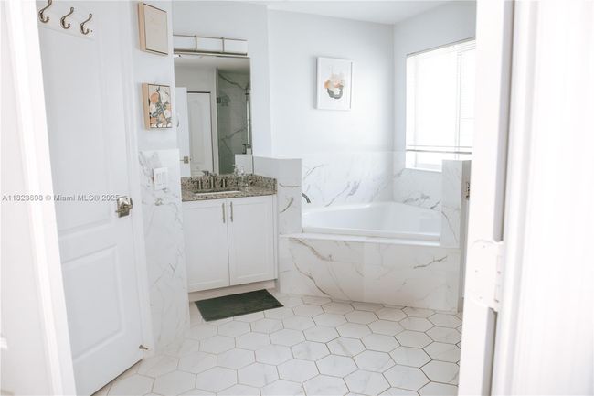 10919 Nw 67 Th Ter, House other with 4 bedrooms, 3 bathrooms and null parking in Doral FL | Image 38