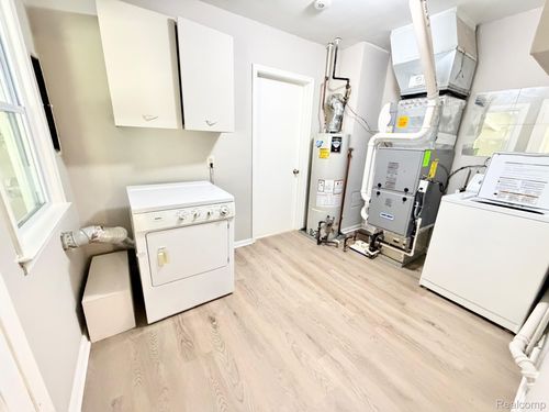 7242 Gerald Ave, Warren, MI, 48092-2735 | Card Image