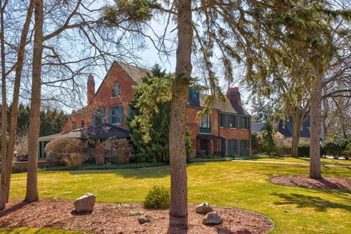 27 W Hannum Blvd, Saginaw, MI, 48602-1938 | Card Image