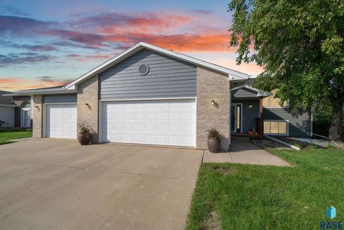 6904 W 66th St Street, Sioux Falls, SD, 57106-8804 | Card Image