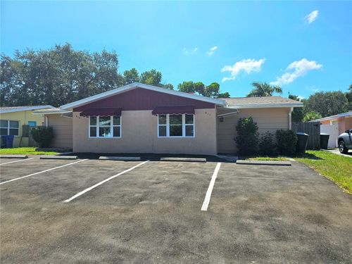 611 Lyndhurst St, DUNEDIN, FL, 34698-7711 | Card Image