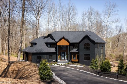 6100 Loch Lomond Ct, Solon, OH, 44139-5945 | Card Image