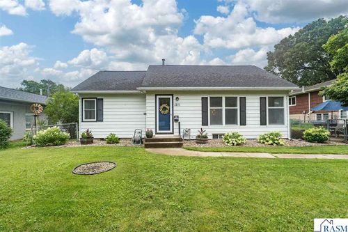 1211 Carney Ave, Mankato, MN, 56001-2247 | Card Image