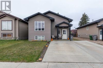 2204 46 Ave, House other with 5 bedrooms, 3 bathrooms and 2 parking in Lloydminster SK | Image 2