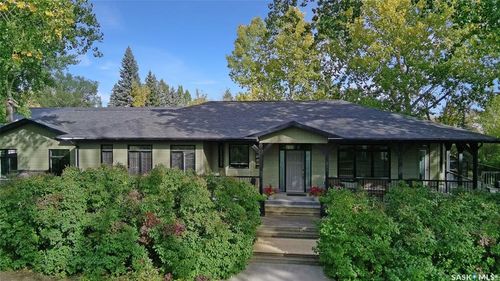 225 11th Ave Se, Swift Current, SK, S9H3R9 | Card Image