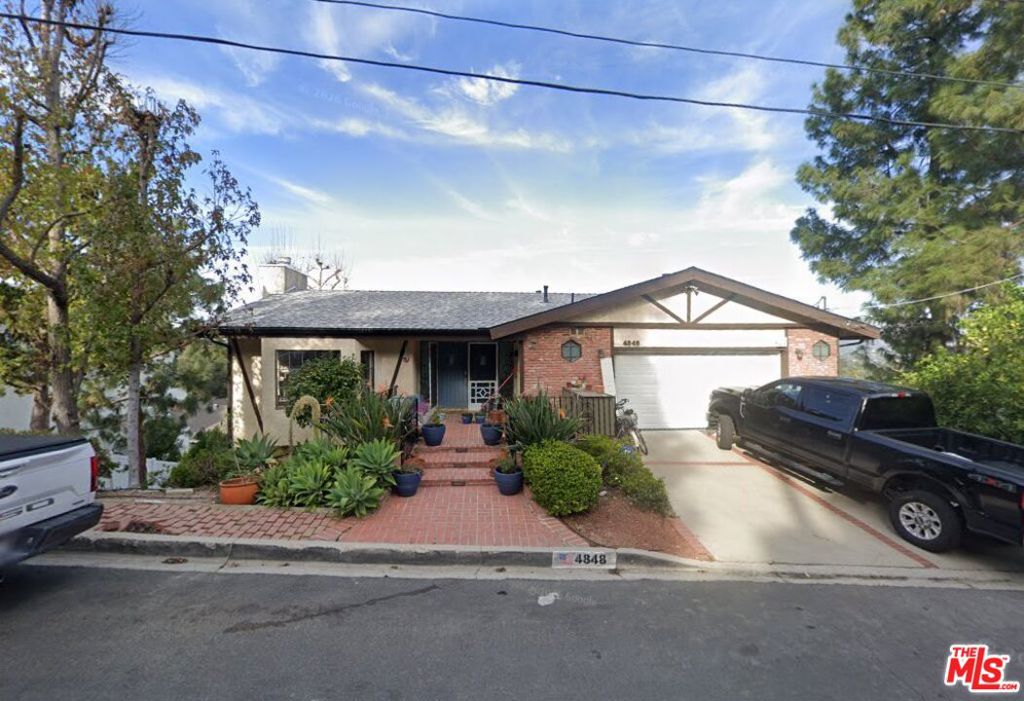 Residential in Woodland Hills