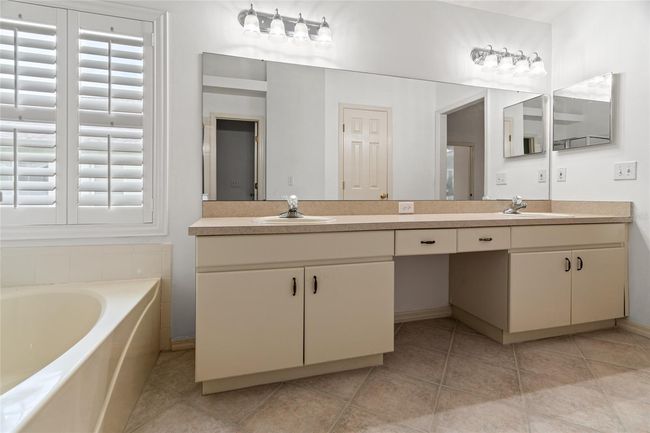 Primary Bathroom | Image 26