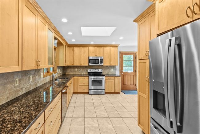 11 Walnut St, House other with 3 bedrooms, 3 bathrooms and 6 parking in Assonet MA | Image 12