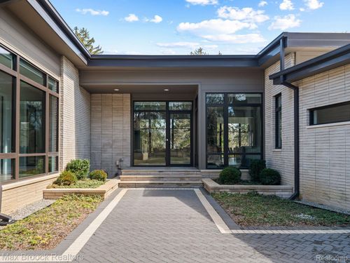 4890 Charing Cross Rd, Bloomfield Hills, MI, 48304-3675 | Card Image