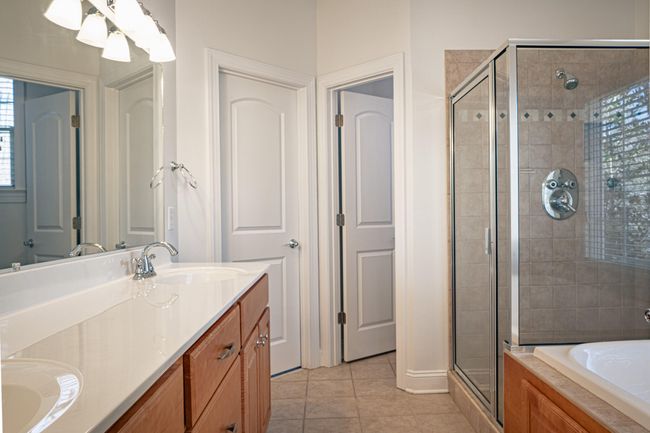 Primary Bathroom | Image 18