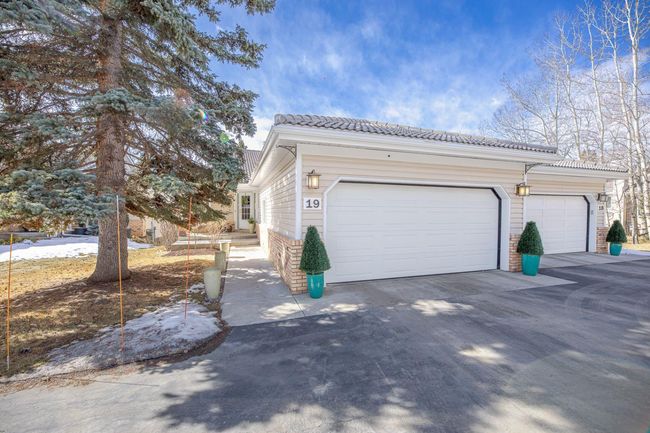 19 Sunrise Way, Home with 3 bedrooms, 3 bathrooms and 4 parking in Priddis Greens AB | Image 4