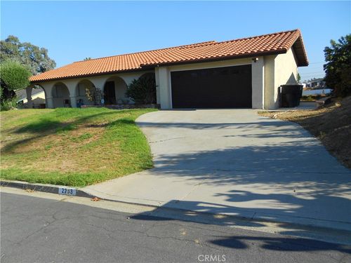 2233 Mountain View Dr, Corona, CA, 92882-8616 | Card Image