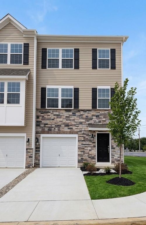 8301 Brodie Ct, BREINIGSVILLE, PA, 18031-8759 | Card Image