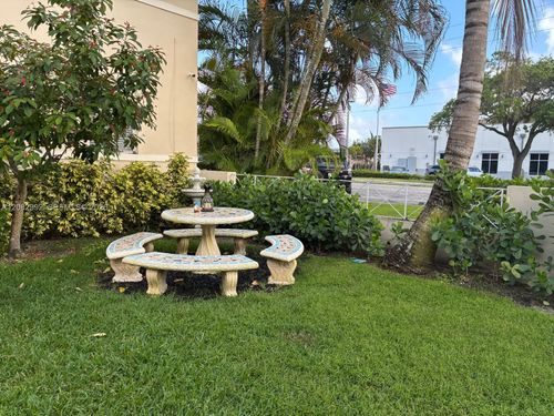 689 Ne 92nd St, Miami Shores, FL, 33138-2962 | Card Image