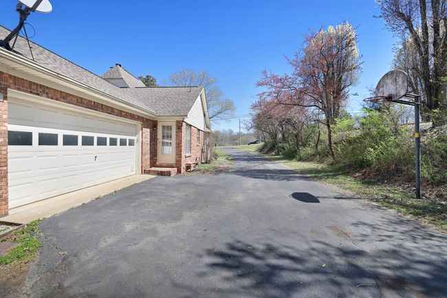 1070 Cliff White Rd, House other with 3 bedrooms, 2 bathrooms and 2 parking in Columbia TN | Image 35