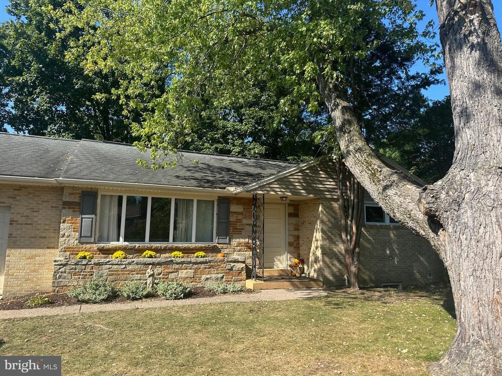 Springlake Rd, Harrisburg, PA 17112
