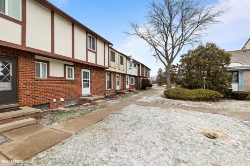 8439 Hickory Dr, Sterling Heights, MI, 48312-4712 | Card Image