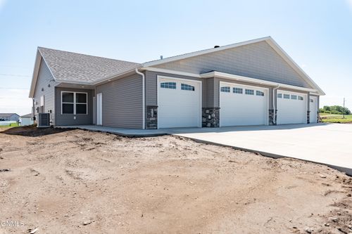 5631 Davies Dr, Bismarck, ND, 58503 | Card Image